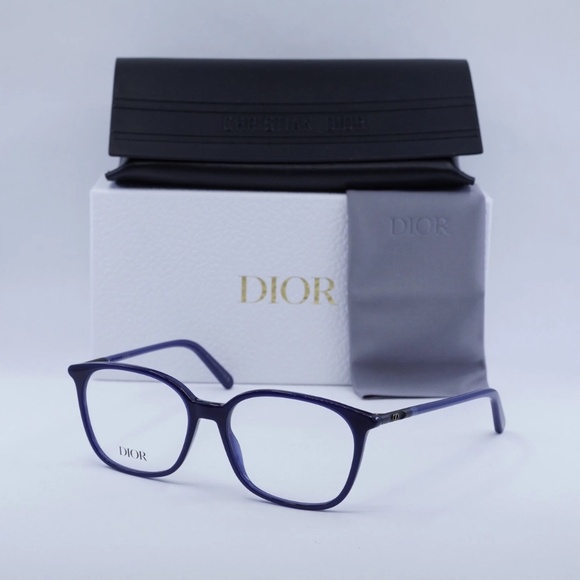 I bought it poshmark and it doesn't fit me - Picture 2 of 7